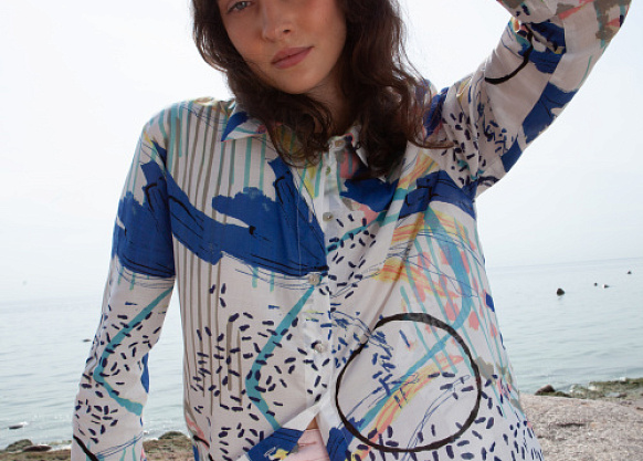 Яркие цвета сезона в блузках и рубашках